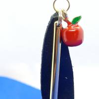 LEDER & METALL Schwarz Gold Kombination mit Stift und Apfel Rot Charm Zieher Reißverschluss-Anhänger Zieher-Helfer Metal Bild 2