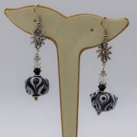 lange Ohrhänger silber mit großer Glasperle in weiß schwarz, Ohrringe Lampwork, Ohrschmuck, Schmuck Bild 1