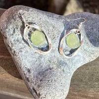Handgemachte Ohrringe mit Seeglas, Ohrhänger Seeglas hellgrün, Hängeohrringe, Ohrhaken, Seeglasohrringe, upcycling Bild 7