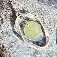 Handgemachte Ohrringe mit Seeglas, Ohrhänger Seeglas hellgrün, Hängeohrringe, Ohrhaken, Seeglasohrringe, upcycling Bild 8