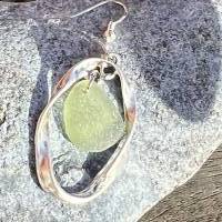 Handgemachte Ohrringe mit Seeglas, Ohrhänger Seeglas hellgrün, Hängeohrringe, Ohrhaken, Seeglasohrringe, upcycling Bild 9