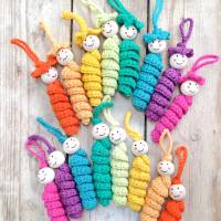 Glückswürmchen Sorgenwürmchen Worry worm Talisman 8 verschiedene Farben mit oder ohne Blumenhut Bild 2
