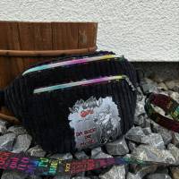 Bauchtasche / Slingbag aus super weichem feinen Breitcord in schwarz mit Bügelbild Bild 1