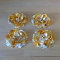Papierblumen – Set mit 4 honiggelben Papierblüten aus alten Buchseiten // Tischedeko // Blumendeko // Blüten aus Papier Bild 1