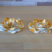Papierblumen – Set mit 4 honiggelben Papierblüten aus alten Buchseiten // Tischedeko // Blumendeko // Blüten aus Papier Bild 4