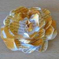 Papierblumen – Set mit 4 honiggelben Papierblüten aus alten Buchseiten // Tischedeko // Blumendeko // Blüten aus Papier Bild 5