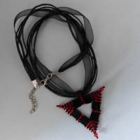 Halskette mit Anhänger, Dreieck Triangle aus Glasperlen, rot schwarz, 40 + 4 cm Verlängerung, aus Perlen gefädelt Bild 1