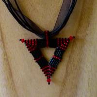 Halskette mit Anhänger, Dreieck Triangle aus Glasperlen, rot schwarz, 40 + 4 cm Verlängerung, aus Perlen gefädelt Bild 2