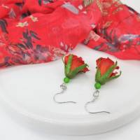 Rote Rosen baumeln leichte Ohrringe für den Sommer, florale Ohrringe mit Glasperlen, Polymer Clay, Geschenk für Frau Bild 1