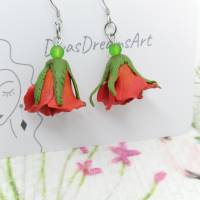Rote Rosen baumeln leichte Ohrringe für den Sommer, florale Ohrringe mit Glasperlen, Polymer Clay, Geschenk für Frau Bild 2