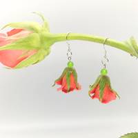 Rote Rosen baumeln leichte Ohrringe für den Sommer, florale Ohrringe mit Glasperlen, Polymer Clay, Geschenk für Frau Bild 3