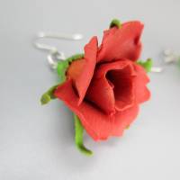 Rote Rosen baumeln leichte Ohrringe für den Sommer, florale Ohrringe mit Glasperlen, Polymer Clay, Geschenk für Frau Bild 6