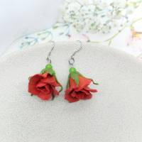 Rote Rosen baumeln leichte Ohrringe für den Sommer, florale Ohrringe mit Glasperlen, Polymer Clay, Geschenk für Frau Bild 7