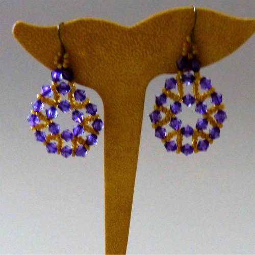 auffällige Ohrhänger in violett und gold, aus Glasperlen gefädelt, Ohrringe, Ohrschmuck, Schmuck