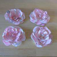 Papierblumen – Set mit 4 rosa Papierblüten aus alten Buchseiten // Blumendeko // Buchdeko // Dekoration Bild 1