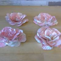 Papierblumen – Set mit 4 rosa Papierblüten aus alten Buchseiten // Blumendeko // Buchdeko // Dekoration Bild 3