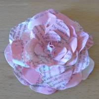 Papierblumen – Set mit 4 rosa Papierblüten aus alten Buchseiten // Blumendeko // Buchdeko // Dekoration Bild 4