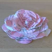 Papierblumen – Set mit 4 rosa Papierblüten aus alten Buchseiten // Blumendeko // Buchdeko // Dekoration Bild 5