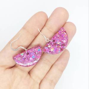 Pinke holographische Ohrringe aus Kunstharz mit Edelstahl Ohrhaken Bild 2
