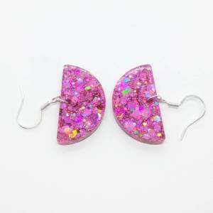 Pinke holographische Ohrringe aus Kunstharz mit Edelstahl Ohrhaken Bild 3