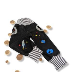 Kinderhose, Babyhose aus Jeans bestickt mit Rakete und Planeten, Upcycling Bild 1