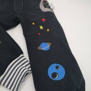 Kinderhose, Babyhose aus Jeans bestickt mit Rakete und Planeten, Upcycling Bild 5