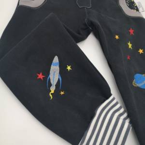 Kinderhose, Babyhose aus Jeans bestickt mit Rakete und Planeten, Upcycling Bild 6