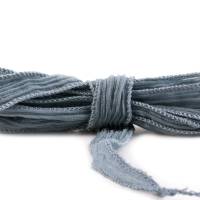 Seidenband Crinkle Crêpe Graublau 1m 100% Seide handgenäht und handgefärbt Schmuckband Wickelarmband Bild 2