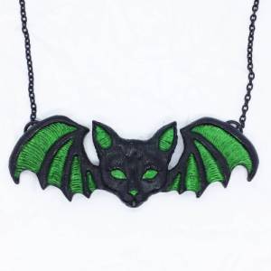 Fledermaus Katze aus Kunstharz in schwarz grün, Gothic Schmuck, Alternative Halskette, Goth Kette Bild 1