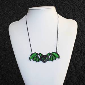 Fledermaus Katze aus Kunstharz in schwarz grün, Gothic Schmuck, Alternative Halskette, Goth Kette Bild 2