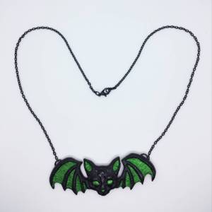 Fledermaus Katze aus Kunstharz in schwarz grün, Gothic Schmuck, Alternative Halskette, Goth Kette Bild 4