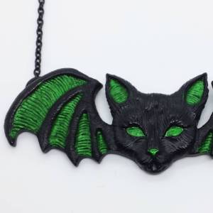 Fledermaus Katze aus Kunstharz in schwarz grün, Gothic Schmuck, Alternative Halskette, Goth Kette Bild 5