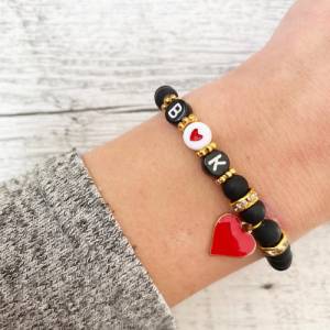 Namensarmband Initialen Armband Buchstaben schwarz matt Herz rot Anhänger Gold personalisiert Glasperlen Bild 2