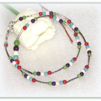 kurze Kette mit twisted Stiftperlen und Howlithperlen, türkis rot natur lila grün Bild 1