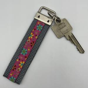 Schlüsselband mit Blumen – Schicker Begleiter für Schlüssel, Taschen und Rucksäcke Bild 2