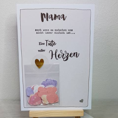 Herzvolle Mama Karte mit ganz vielen Papierherzen und einem Statement