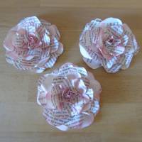 Papierblumen – Set mit 3 zartroten Papierblüten aus alten Buchseiten // Buchdeko // Tischdeko // Dekoration Bild 1