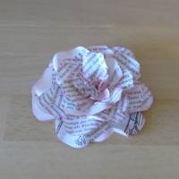 Papierblumen – Set mit 3 zartroten Papierblüten aus alten Buchseiten // Buchdeko // Tischdeko // Dekoration Bild 2