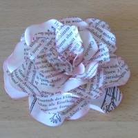 Papierblumen – Set mit 3 zartroten Papierblüten aus alten Buchseiten // Buchdeko // Tischdeko // Dekoration Bild 3