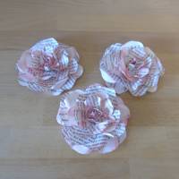 Papierblumen – Set mit 3 zartroten Papierblüten aus alten Buchseiten // Buchdeko // Tischdeko // Dekoration Bild 4
