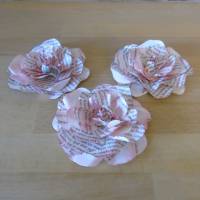 Papierblumen – Set mit 3 zartroten Papierblüten aus alten Buchseiten // Buchdeko // Tischdeko // Dekoration Bild 5