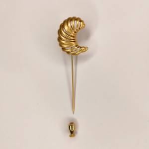 Goldfarbende Vintage Nadelbrosche mit Mond Motiv aus den 80er / 90er Jahren, Nadel Pin Modeschmuck Bild 1