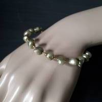 Hübscher Armreif mit gold/grünen Barockperlen im Wechsel mit kleinen,goldfarbenen Perlen Bild 1