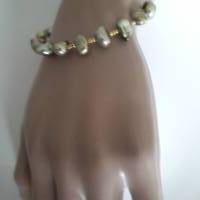 Hübscher Armreif mit gold/grünen Barockperlen im Wechsel mit kleinen,goldfarbenen Perlen Bild 5