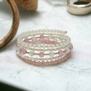 Perlen Armreif weiß rosa, breiter Armreif, Spiralarmreif,  Stapelarmbänder, ausgefallener Schmuck für den Frühling Bild 1
