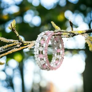 Perlen Armreif weiß rosa, breiter Armreif, Spiralarmreif,  Stapelarmbänder, ausgefallener Schmuck für den Frühling Bild 4