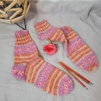 Handgestrickte Socken Gr. 36/37 Wollsocken Damen Mädchen Streifen Kuschelsocken Frühlingskollektion Bild 1