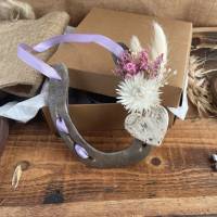Hufeisen Geschenk mit Trockenblumen in weiß-flieder-berry – Glücksbringer Geschenk Bild 1