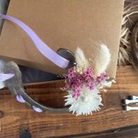 Hufeisen Geschenk mit Trockenblumen in weiß-flieder-berry – Glücksbringer Geschenk Bild 5