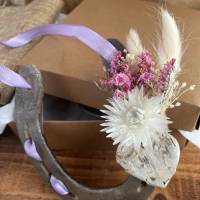Hufeisen Geschenk mit Trockenblumen in weiß-flieder-berry – Glücksbringer Geschenk Bild 6